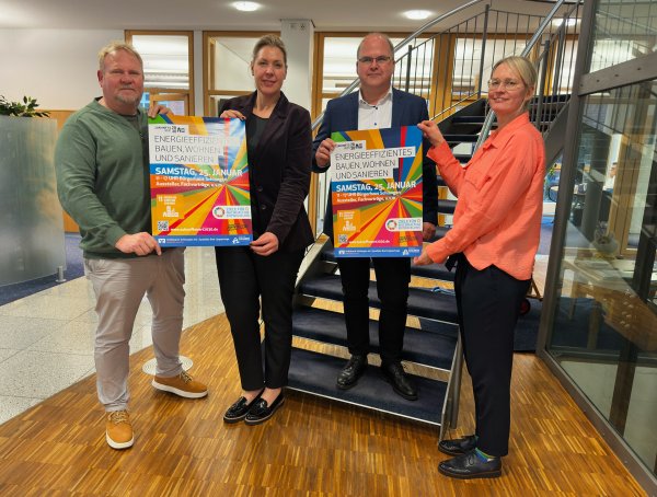 Laden zur Messe: Klimaschutzmanager Henning Schwarze, Iris Brockmeier (Vorstand Volksbank Schlangen), Bürgermeister Marcus Püster und Henrieke Resse (Volksbank Schlangen, von links). - © Gemeinde Schlangen