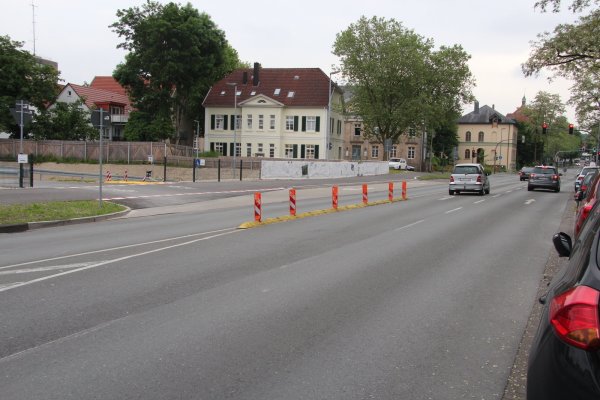 Der provisorische Parkplatz in der Baugrube am Hornschen Tor ist für Linksabbieger nicht zu erreichen. - © Jana Beckmann
