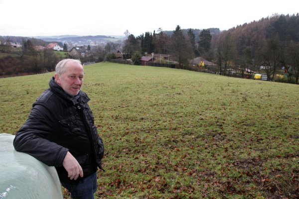 Optionen für die Zukunft: Vogelpark-Betreiber Friedrich-Wilhelm Eckstein möchte sich die Möglichkeit zur Erweiterung des im Hintergrund zu sehenden Parks durch die angrenzende Wiese in seinem Besitz offen halten. - © Bernhard Preuß