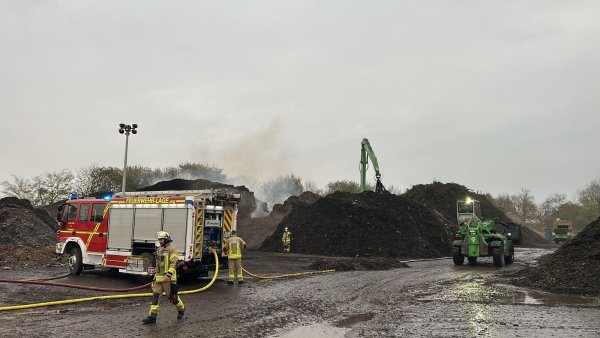In Kachtenhausen brannte erneut ein Hackschnitzelhaufen. - © Feuerwehr Lage