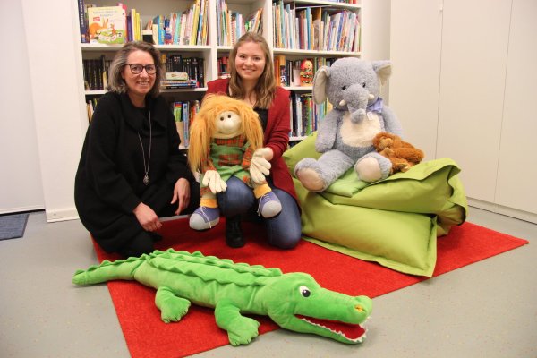 Judith Noltensmeier (rechts) hat eine Praxis für Ergotherapie in Langenholzhausen eröffnet. Im selben Gebäude ist auch ihre Mutter Petra Noltensmeier mit "Lern-Spiel-Zeit" tätig. Dabei geht es um eine ganzheitliche Lern- und Entwicklungsbegleitung. - © Nadine Uphoff