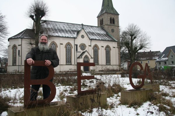 Ein Abschied ist kein Ende: Pastor Michael Stadermann geht Ende Februar in den Ruhestand. Schon jetzt ist sein Terminkalender voll, denn er hat viele Pläne für sich und Frau Anette. Hier ist er an seiner dritten Station als Pastor, vor der Kirche in Bega, zu sehen. - © Yannick Sonntag
