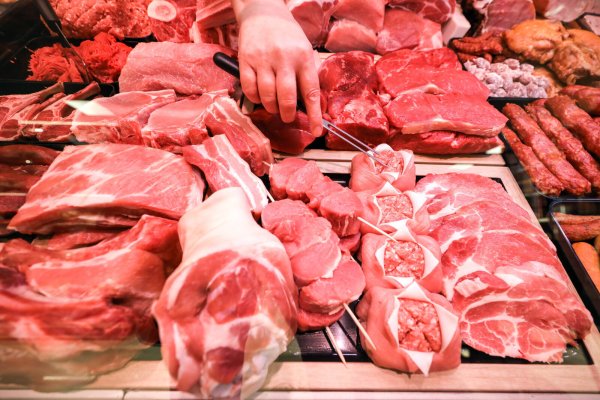 Frische Fleischprodukte aus der Region: Damit heben sich Handwerksfleischereien von dem abgepackten Fleisch aus dem Supermarkt ab. - © Symbolbild/dpa/Jan Woitas