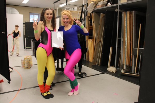 Annemarie Wolf (links) und Myriam Anna Dewald bringen das zusammen, was zusammengehört: Operngesang und Aerobik. - © Janet König