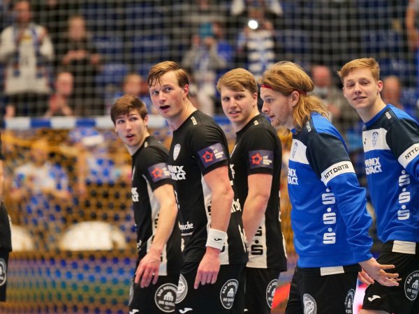 In gespannter Erwartung freuen sich Lukas Zerbe, Jonathan Carlsbogard und Lukas Hutecek auf die polnische Spitzenmannschaft Wisla Plock. Der im Training am Kopf verletzte Andreas Cederholm (rechts) muss dagegen seinen Sweater anbehalten. Foto: Jörg Hagemann - © Jörg Hagemann