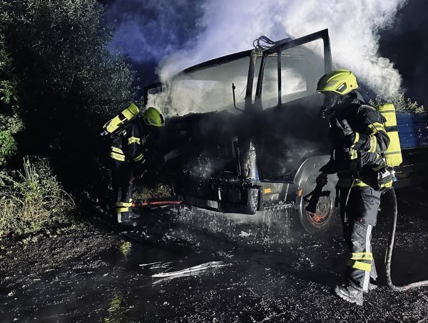 Die Feuerwehr Detmold hat den brennenden Lkw gelöscht. - © Rieks/Feuerwehr Detmold