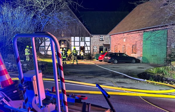 Feuerwehr und Rettungskräfte sind nach Vahlhausen ausgerückt. - © C.Rieks