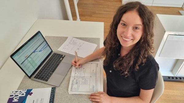 Merle Ilert (15) konzipiert die App "MotivateMe". Den Business-Plan hat sie fertig ausgearbeitet. Beim Wettbewerb "StartupTeens" hat sie damit in der Kategorie "Impact Entrepreneurship" den 4. Platz gewonnen. - © Bildrechte: Merle Ilert