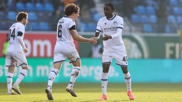 Arminia-Kapitän Mael Corboz (l.) beglückwünscht Daniel Sumbu zu dessen Treffer. - © IMAGO/HMB-Media