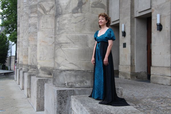 Fürstin Pauline (hier dargestellt von LZ-Redakteurin Cordula Gröne) macht auf ihrer Reise durch das heutige Detmold Station am Landestheater. Dort schlüpft Silke Dubilier (unten) im Musical „Pauline“ in die Rolle der Fürstin. - © Jana Beckmann