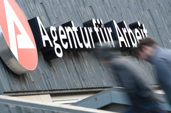 Die Zahl der Arbeitslosen könnte in Deutschland im nächsten halben Jahr die Schallmauer von drei Millionen durchbrechen. - © dpa