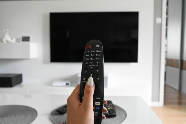 Bei gestörtem Fernsehkabel bleibt der Fernseher aus. In Bad Meinberg ist das seit einer Woche bei vier Kunden der Fall. - © Jost Wolf