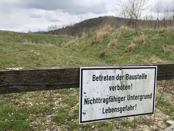 Sedimente, die aus dem Schiedersee ausgebaggert wurden, bevor die Umflut errichtet worden ist, wurden auf Flächen nahe dem See abgelegt. Dort könnten Photovoltaik-Anlagen entstehen. - © Silke Buhrmester