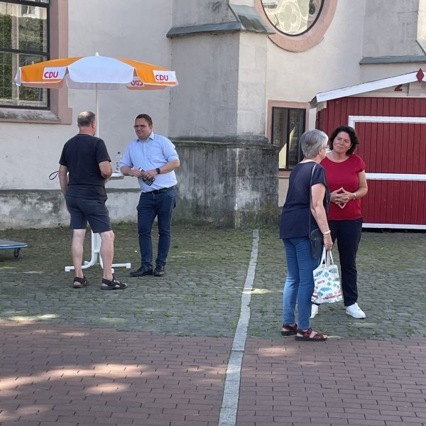 Im Gespräch: CDU-StadtverbandsvorsitzendeFrederik Topp und die Bundestagsabgeordnete Kerstin Vieregge mit Bürgern. - © CDU Lage