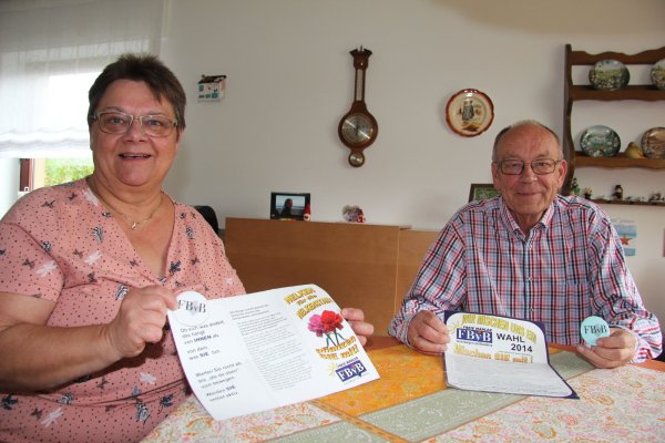 Marin Stork und Günter Simon haben in den vergangenen Jahren für die Freien Bürger von Blomberg im Rat mitgewirkt. Hier halten sie Flyer von 2014 in die Kamera. Dieses Jahr gibt es keine Handzettel – die FBvB treten zur Kommunalwahl aus Personalmangel nicht an. - © Silke Buhrmester