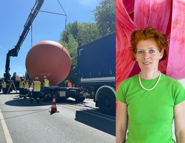 Künstlerin Gabriele Staarmann hat die orangefarbene Kugel in Detmold entworfen. - © Michael Abromeit/Gabriele Staarmann/Feuerwehr Detmold