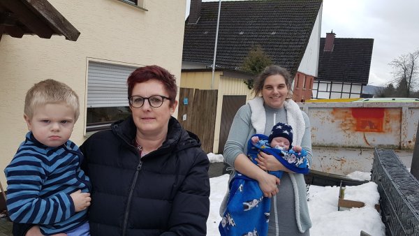 Manuela Becker (links, mit Sam), ist überwältigt von der Resonanz auf ihren Hilfeaufruf. Sabrina Galsterer nicht minder. Mit Bela auf dem Arm steht die junge Witwe vor dem Container, in dem sich bereits allerlei Gerümpel gesammelt hat.  - © Marianne Schwarzer(LZ)