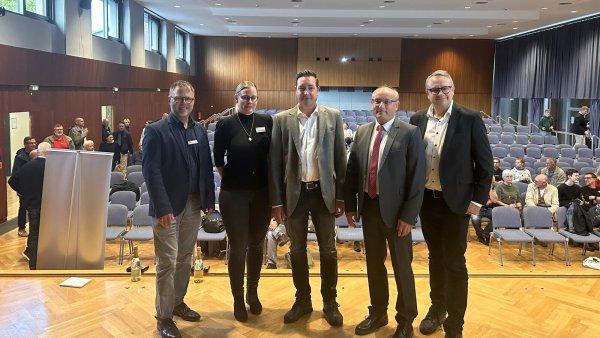 Hendric Schwär-Fröhlich (Stadt Lemgo, von links), Dr. Sonja Girod (VHS Detmold-Lemgo), Frank Hager (Polizei Bielefeld), Professor Dr. Emanuel Richter (RWTH Aachen) und Bürgermeister Markus Baier freuten sich auf den Vortragsabend im MWG. - © Tamina-Shirin Marten