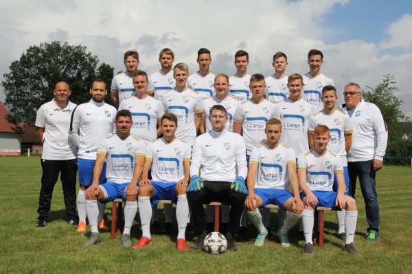 Das neue Team der SG Kollerbeck/Rischenau mit Trainer Andreas Niemann (ganz links). - © Rene Wenzel
