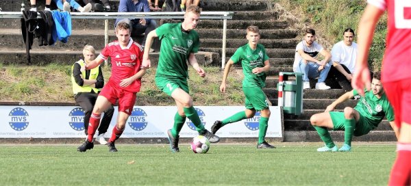 Oerlinghausens Tim Witte kontrolliert im Sonnenschein gegen den TuS Lipperreihe den Ball. - © Oliver König