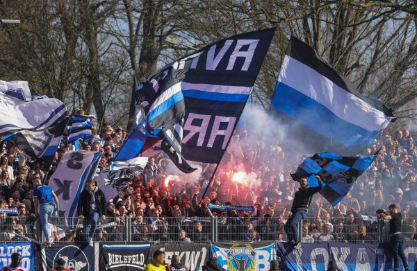Beim Auswärtsspiel gegen Borussia Dortmund II sorgten dreieinhalbtausend Arminia-Fans für Heimspielatmosphäre. - © Oliver Krato