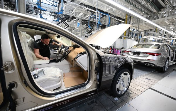 Ein Mitarbeiter des Stuttgarter Autoherstellers Mercedes-Benz arbeitet an der Fertigstellung von Oberklasse- und Luxusfahrzeugen. - © Bernd Weißbrod