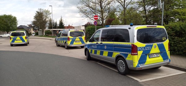 Einsatzfahrzeuge der Polizei stehen vor der Sekundarschule Nordlippe. - © Jens Rademacher
