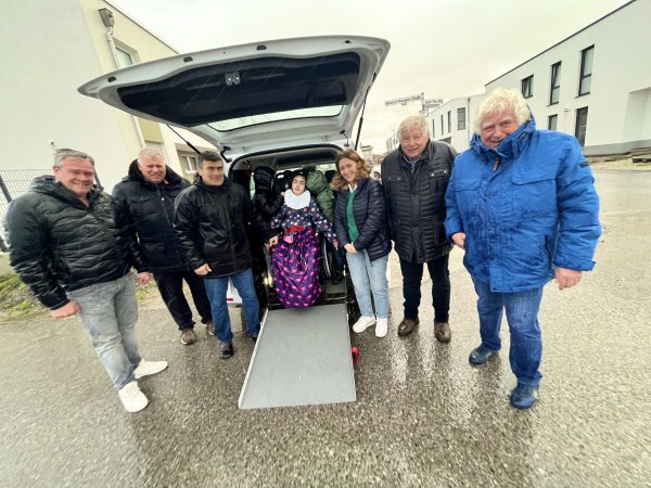 Elena Hayrapetyan (Mitte) kann mit ihrem Rollstuhl wieder mit Vater Hamlet (3. von links), den Brüdern David und Aram sowie Mutter Haykandukht Auto fahren. Für Hövelstein waren bei der Übergabe dabei (v. l.) Franz-Josef Kaimann, Michael Fortmeier, Hermann Josef Hüser und Reinhard Berenbrinker. - © Jens Reddeker