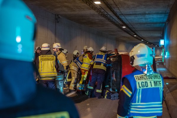 Rund 30 Kräfte der Feuerwehr kümmern sich im Emmerauentunnel um die "Verletzten". - © FreitagTV