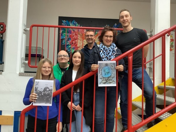 Maja Giebe, Dr. Frank Oliver Klute, Melda Aydin, Johannes Gediken, Ruth Symann sowie Leonard Gödde (von links) freuen sich über den Heimatpreis und sehen ihn als Ansporn für die weitere Arbeit. - © Sekundarschule-Horn-Bad-Meinberg