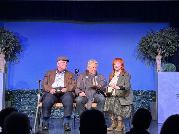 Harold (Manfred Templin, von links), Burt (Ulrich Holle) und Adrienne (Liane Kreye) in der romantischen Komödie Eine Bank in der Sonne. - © Tamina-Shirin Marten