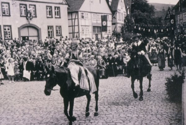 Die Akteure des Heimatstückes waren selbstverständlich auch Teilnehmer eines großen Umzuges. Dies sind Zeugnisse aus dem Jahr 1934 - Hakenkreuzfahnen inklusive. - © Trachtengilde Schwalenberg