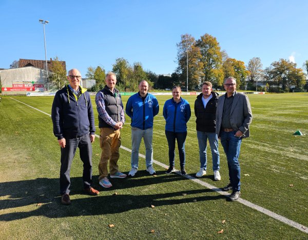 Die neuen Flutlichter machen das Spielen beim TVB Lemgo auch nach Sonnenuntergang möglich. Der Vorsitzender Dr. Burkhard Pohl, Pressesprecher Frank Schröder, Oliver und Jennifer Gehrmann (alle TBV), Sportreferent Philip Pauge und Bürgermeister Markus Baier schauen sich den Platz erst mal bei Tageslicht an. - © Alte Hansestadt Lemgo