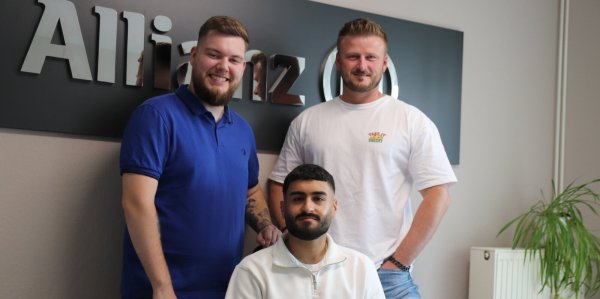 Dominik Fluri (links) und Kamil Gorny (rechts) sind froh, den erfolgreichen „Überflieger“ Diyar Gündüz nach der Ausbildung weiter beschäftigen zu können. - © Knut Dinter