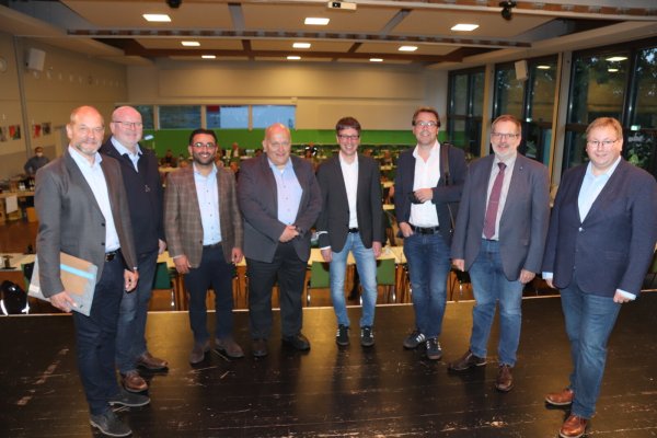 Beim ersten Forum für Wohnen in Leopoldshöhe diskutierten Thorsten Kleinebekel (von links, Wohnbau Lemgo eG), Dieter Perl (Architekturbüro Perl aus Lage), Alcay Kames (Städtische Heimstätten gGmbH Bad Oeynhausen), stellvertretender Bürgermeister Andreas Brinkmann, Bürgermeister Martin Hoffmann, Oliver Klingelberg (BGW Bielefeld), Ralf Brodda (Mieterbund OWL in Bielefeld) und SPD-Fraktionschef Thomas Jahn über Chancen und Möglichkeiten für sozialen Wohnungsbau in Leopoldshöhe. - © Birgit Guhlke