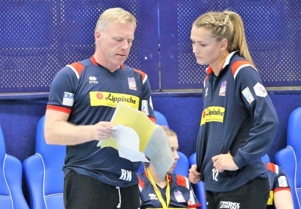 Torwarttrainer Ronny Krüger gibt seinem Schützling Marie Andresen den nächsten wichtigen Tipp mit auf den Weg. - © Paul Cohen