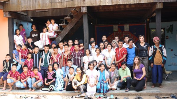 Linda Lessmeier (2. von rechts) während ihres Aufenthalts in Thailand mit den Kindern der Dorfschule von Mae Na Chorn.
Fotos: Raintree Foundation - © Raintree Foundation
