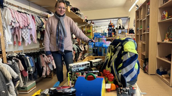 Christine Rabsch verkauft im "Rumpelstilzchen" gebrauchte Kleidung und Spielzeug für Kinder. - © Sven Kienscherf