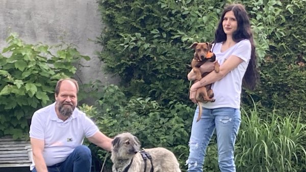 Fluffy hat endlich bei Michael Kretschmann, seiner Frau Süreyya (nicht auf dem Bild) und Tochter Selena ein sehr liebevolles Zuhause gefunden. - © Cordula Gröne