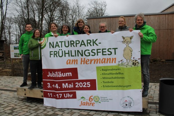 Die Teams vom Naturpark Tetoburger Wald/Eggegebirge und vom Rolfschen Hof laden zum Jubiläumswochenende an den Hermann. - © Naturpark Teutoburger Wald/Eggegebirge