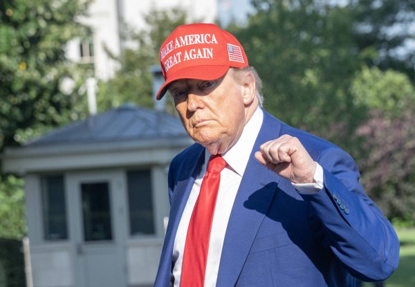 US-Präsident Donald Trump hat den Befehl für einen Bomebnangriff auf den Iran gegeben. - © IMAGO/ZUMA Press Wire