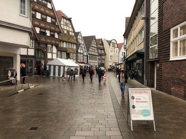 Nur wenige Passanten sind am Dienstagmittag auf der Haupteinkaufsmeile in Bad Salzuflen, der Langen Straße, zu sehen. Auch in anderen Städten ist die Kundenfrequenz händelbar gewesen. Foto: Sven Kienscherf - © Sven Kienscherf