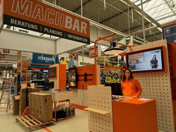 Lena Raupach leitet den Obi-Markt in Höxter. Neu ist vor allem die "Machbar", an dem sich Kundinnen und Kunden beraten lassen können. - © Sevim Hangül