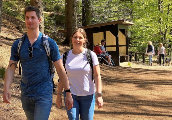 Auf Tageswanderung rund um den Tönsberg. Robert Bormes und Marion Berges aus Gronau entdecken die Wanderwege Oerlinghausens. Im Hintergrund ist die Schutzhütte am Wassertretbecken zu sehen. Fotos: Horst Biere - © Horst Biere