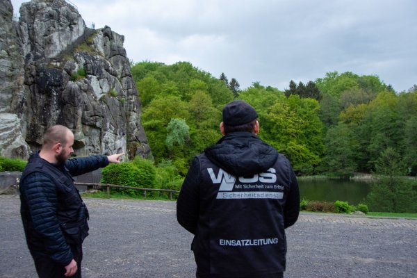 Daniel Thiesse (links) und Walid Omairat vom WOS Sicherheitsheitsdienst aus Detmold beobachten das Gelände. - © Raphael Bartling