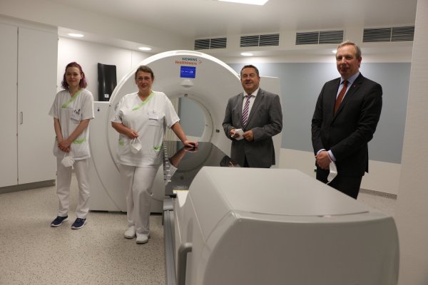 Das erste hauseigene PET/CT soll die Tumordiagnostik noch effizienter werden lassen. Hanna Droste (Medizinische Fachangestellte, von links), Chefärztin PD Dr. Eva Fricke, Aufsichtsratsvorsitzender Dr. Axel Lehmann und Geschäftsführer Dr. Johannes Hütte stellen das Gerät vor. - © Janet König