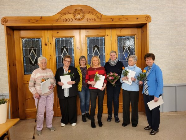 Die Vorsitzende Carola Werning und ihre Stellvertreterin Elke Wißmann ehrten in Hörste die AWO- Mitglieder Ursel Wiemann, Renate Wiegmann, Sabine Schulte, Marianne Schröder und Erika Büker. - © Fotorechte: AWO Hörste