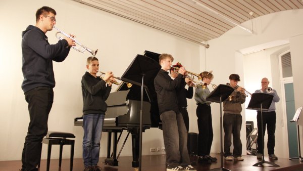 Mitsingen erwünscht: Gemeinsam mit den Zuschauern stimmte das Ensemble um Thomas Görg (rechts), das Weihnachtslied O du Fröhliche an und beschloss damit den weihnachtlichen Konzertabend. - © Juliana Szabo