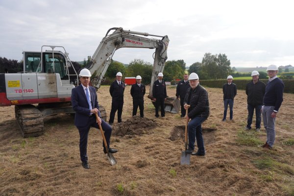 Bürgermeister Jörg Bierwirth (von links), Mike George, Marco Tölle, Kai-Uwe Delike, Mike Mundhenke, Architekt Werner Schmidt, Maximilian Menke, Matthias Büker und Architekt Wilhelm Luft beim ersten offiziellen Spatenstich. - © Michaela Weiße