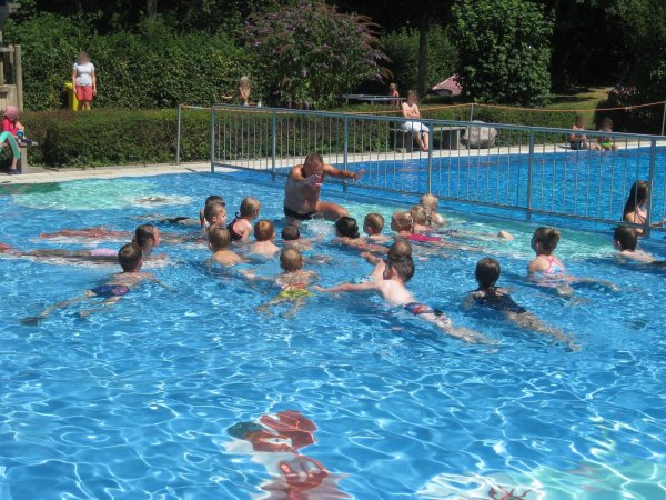 Die Freibadinitiative Heiden organisiert Schwimmkurse für Kinder. Das Archivfoto zeigt die Kinder bei der Wassergewöhnung mit Heinz Tölle. Der Schwimmmeister ist im Ruhestand, aber unterrichtet weiter. - © Freibadinitiative Heiden
